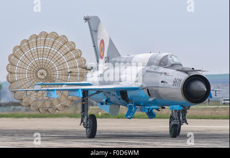 Une force aérienne roumaine MiG-21C avec parachute déployé au Camp Turzii Air Base, la Roumanie. Banque D'Images