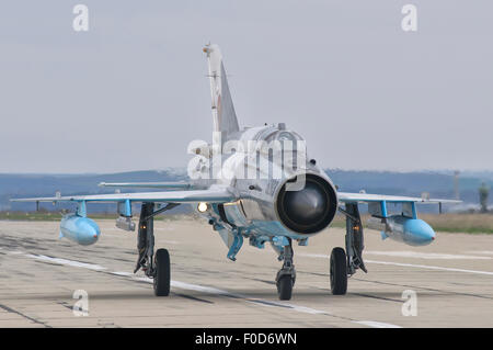 Une force aérienne roumaine MiG-21C le roulage au Camp Turzii Air Base, la Roumanie. Banque D'Images