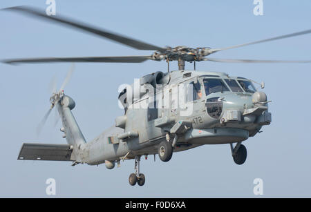 Un MH-60R Seahawk hélicoptère affecté à l'Escadron 46 grève maritime (HSM-46), en vol au-dessus du golfe Persique s'est lancé alors que l'ab Banque D'Images