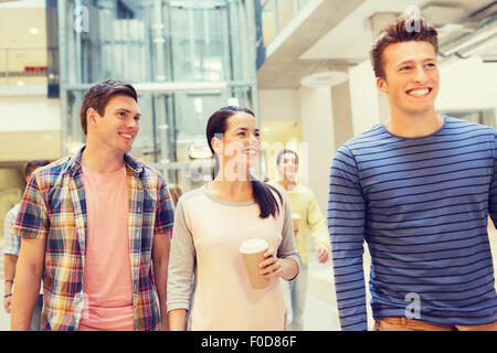 Group of smiling étudiants avec des tasses à café en papier Banque D'Images