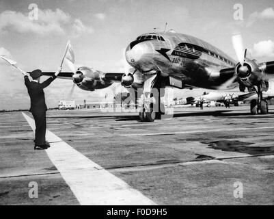 Transport / transport, aviation, avions passagers, Lockheed L-649 'Constellation', prédécesseur de la Super Constellation, compagnie aérienne de BOAC, avion passager sur piste, contrôleur de la circulation aérienne, aéroport de Londres, fin des années 1940, , droits supplémentaires-Clearences-non disponible Banque D'Images