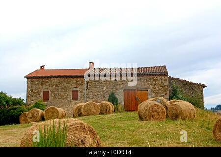 Les nystacks devant une ferme de Livradois, Puy-de-Dome, Auvergne, France Banque D'Images