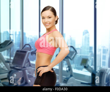 Smiling sporty woman sur fond de sport Banque D'Images