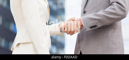 Close up of business couple shaking hands Banque D'Images
