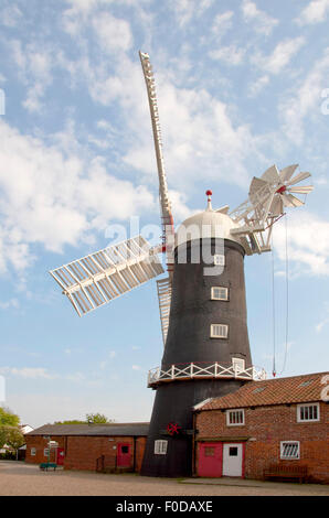 Vue de la ville pittoresque de vapeur Skidby qui moulin, Yorkshire, UK Banque D'Images