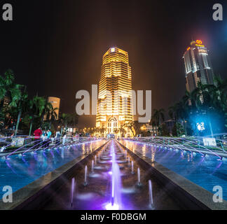 Fontaine en face de la banque publique de Menara la nuit, Kuala Lumpur, Malaisie Banque D'Images