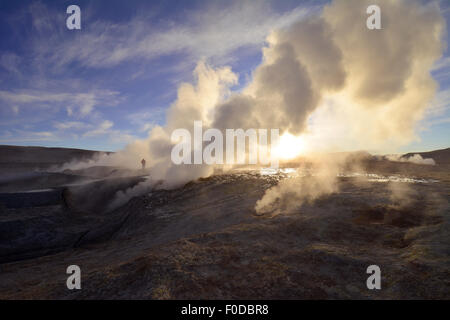 Du champ thermique Geysers Sol de Mañana pendant le lever du soleil, Potosi, Bolivie Banque D'Images