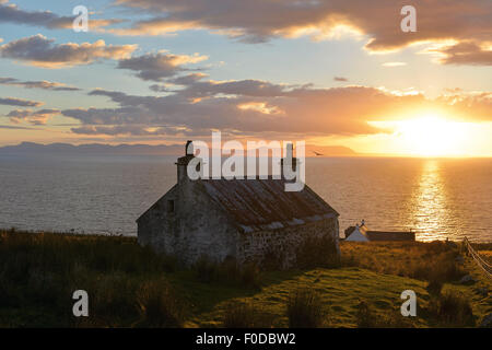 Vue en soirée, courte avant le coucher du soleil, à l'île de Skye sur une route à voie unique avec une vieille maison en pierre, Écossais, Gairloch Melvaig Banque D'Images