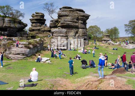 Brimham Rocks foule à North Yorkshire Angleterre Banque D'Images