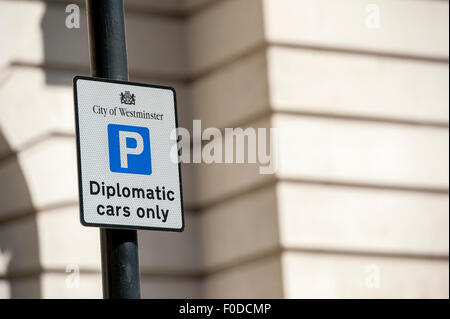 Parking sign dans le centre de Londres montrant une zone où seules les voitures diplomatiques sont autorisés à stationner. Banque D'Images