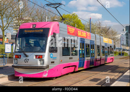 Une Midland Metro tram à la station de tramway Central West Bromwich, West Midlands, Angleterre. Banque D'Images