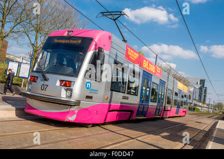 Une Midland Metro tram à la station de tramway Central West Bromwich, West Midlands, Angleterre. Banque D'Images