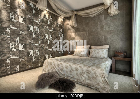 Chambre moderne intérieur minimaliste avec mur en fourrure de chèvre dans une maison moderne Banque D'Images