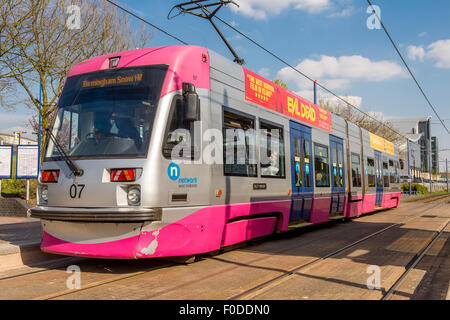 Une Midland Metro tram à la station de tramway Central West Bromwich, West Midlands, Angleterre. Banque D'Images