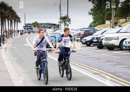 Les cyclistes en utilisant la voie cyclable sur front de Southend dans l'Essex. Banque D'Images