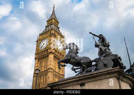 Palais de Westminster de Londres Big Ben ou Elizabeth Tower a été réveil ou St Stephens & bronze statue Boadicée Boudicca Boadicea Banque D'Images