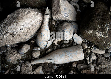 Dresde, Allemagne. Août 13, 2015. Des pierres se coucher sur le lit de la rivière de l'Elbe à Dresde, Allemagne, 13 août 2015. Les niveaux d'eau sont à seulement 50cm dans certaines régions. Photo : ARNO BURGI/dpa/Alamy Live News Banque D'Images