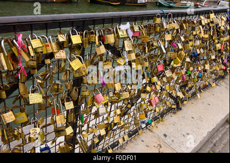 Des milliers de cadenas sur une clôture près du Pont des Arts symbolisent 'love forever' à Paris en France Banque D'Images