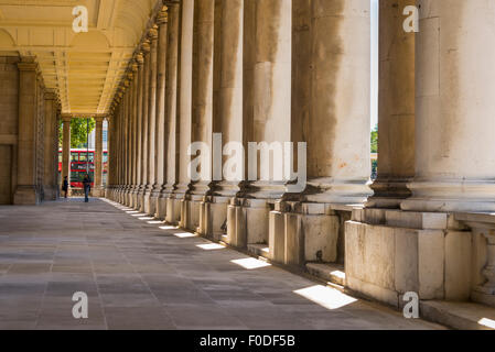 Southbank London Maritime Greenwich Royal Naval College néo classique Chapelle détail pilier piliers colonnade colonnes colonne Banque D'Images