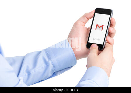 Varna, Bulgarie - 29 mai 2015 : Man holding Apple iPhone avec l'application Gmail de Google logo sur l'écran. Banque D'Images