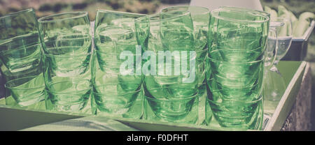 Clair vert piles verres sur la table dans un café. Shot filtrée Banque D'Images