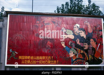 Géographie / Voyage, Chine, politique, panneau publicitaire avec dessin faisant référence à la guerre du Vietnam et au slogan politique, Hangzhou, octobre 1965, droits supplémentaires-Clearences-non disponible Banque D'Images