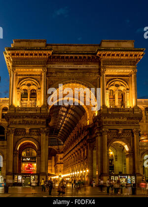 La galerie Vittorio Emanuele ll au crépuscule. Banque D'Images