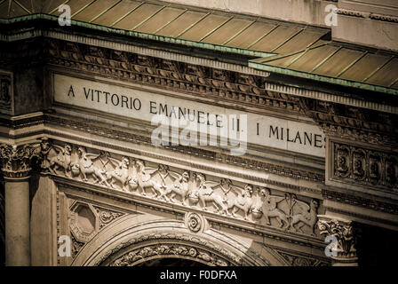 De près de l'inscription gravée au-dessus de l'entrée de la galerie Vittorio Emanuele ll, tourné à partir du toit de la cathédrale de Milan. Banque D'Images