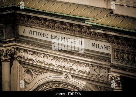 Gros plan de l'inscription sculptée au-dessus de l'entrée de la Galleria Vittorio Emanuele ll, prise depuis le toit de la cathédrale de Milan. Italie. Banque D'Images