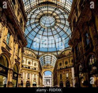 Toit en verre de la Galleria Vittorio Emanuele II. Les mondes plus ancienne galerie marchande. Milan, Italie Banque D'Images