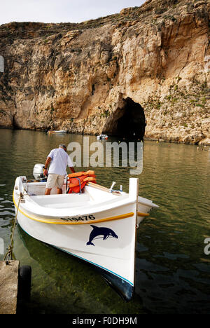 Bateau dans la mer intérieure de Dwejra, l'île de Gozo, Malte Banque D'Images