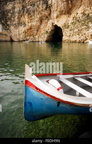 Bateau dans la mer intérieure de Dwejra, l'île de Gozo, Malte Banque D'Images