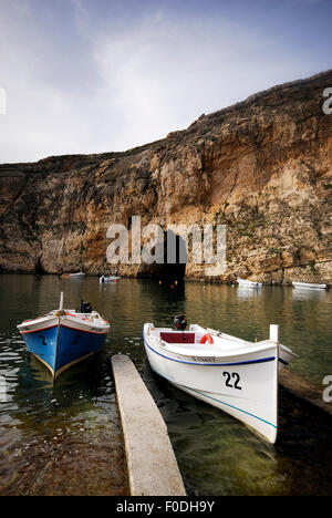 Bateaux dans la mer intérieure de Dwejra, l'île de Gozo, Malte Banque D'Images