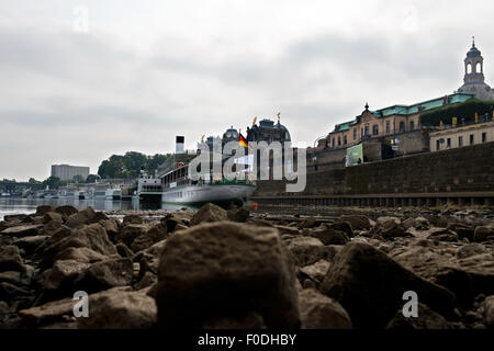 Dresde, Allemagne. Août 13, 2015. Des pierres se coucher sur le lit de la rivière de l'Elbe à Dresde, Allemagne, 13 août 2015. Les niveaux d'eau sont à seulement 50cm dans certaines régions. Photo : ARNO BURGI/dpa/Alamy Live News Banque D'Images