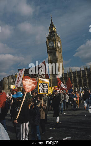 Démonstration du NHS sur les rues de Londres par Big Ben à la place du Parlement Banque D'Images