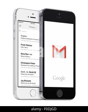 Varna, Bulgarie - le 26 mai 2015 : Google Gmail app logo et boîte de réception Gmail sur l'Iphone Apple blanc et noir. Banque D'Images