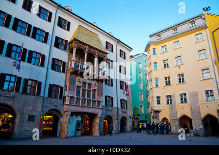 Herzog-Friedrich-Strasse, avec Goldenes Dachl, le Petit toit d'or building, Altstadt, Innsbruck, Autriche Banque D'Images