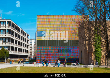 Les gens dans le parc, à l'extérieur musée Brandhorst, Maxvorstadt, Munich, Bavière, Allemagne Banque D'Images
