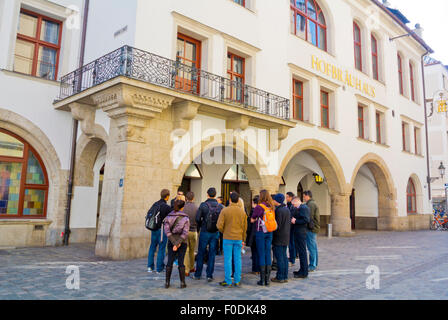 Visite guidée à pied, en face du hall de la bière de Hofbräuhaus, célèbre restaurant, Platzl, Altstadt, la vieille ville, Munich, Bavaria, Germany Banque D'Images