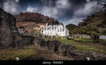 St Michael's Church in Talley village, Carmarthen, pays de Galles, à côté des ruines de l'abbaye de Talley Banque D'Images