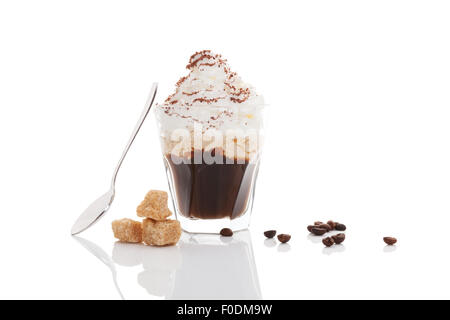 Café viennois. Espressoo coffe surmontée de crème chantilly et parsemé de chocolated avec les grains de café, le sucre brun et la cuillère Banque D'Images