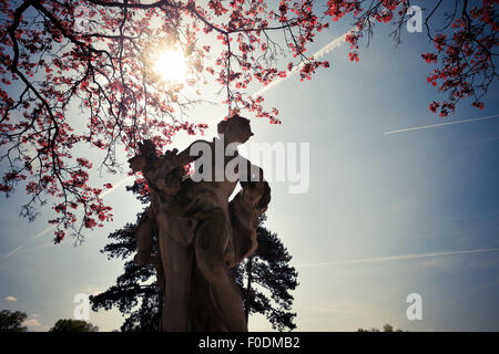 Statue dans le parc à la journée ensoleillée d'automne Banque D'Images