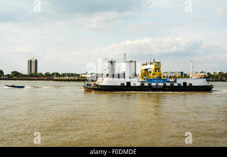 Le vieillissement de Woolwich ferry traverse la Tamise entre Woolwich et North Woolwich. Banque D'Images