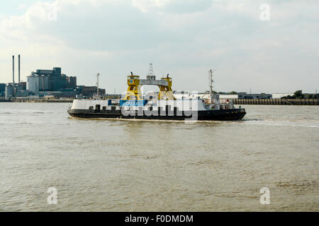 Le vieillissement de Woolwich ferry traverse la Tamise entre Woolwich et North Woolwich. Banque D'Images