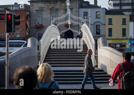 Hal'penny Bridge à Dublin sur un début de matin d'été. Banque D'Images