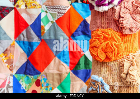 Accessoires de vêtements multicolores sur fond abstrait mosaïque colorée. Banque D'Images