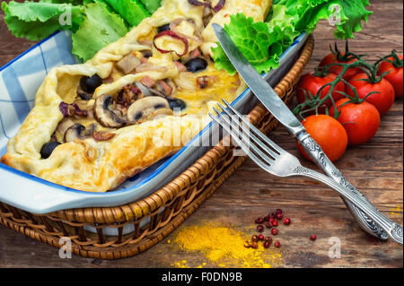 La viande cuite au four avec des légumes shawarma dans un style rustique.L'image est teintée Banque D'Images