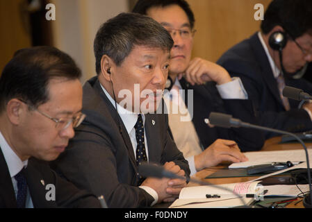 (150813) -- CANBERRA, 13 août (Xinhua) -- Xu Shaoshi (C), chef de la Commission nationale pour le développement et la réforme (NDRC), prend la parole lors du deuxième Dialogue économique stratégique entre l'Australie et la tenue à Canberra, Australie, le 13 août 2015. (Xinhua/Justin Qian) Banque D'Images