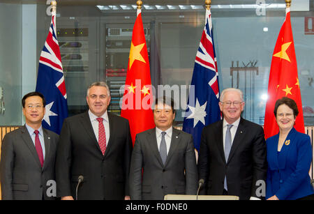 (150813) -- CANBERRA, 13 août (Xinhua) -- Xu Shaoshi (C), chef de la Commission nationale pour le développement et la réforme (NDRC), pose pour des photos avec ministre australien du commerce et l'investissement Andrew Robb (2e à droite), Trésorier australien Joe Hockey (2e à gauche), ambassadeur de Chine à l'Australie (MA Zhaoxu 1ère à gauche) et l'Ambassadeur d'Australie en Chine Frances J. Adamson (1e à droite) avant le deuxième Dialogue économique stratégique entre l'Australie et la annuelle tenue à Canberra, Australie, le 13 août 2015. (Xinhua/Justin Qian) Banque D'Images