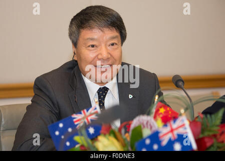 (150813) -- CANBERRA, 13 août (Xinhua) -- Xu Shaoshi, chef de la Commission nationale pour le développement et la réforme (NDRC), prend la parole lors du deuxième Dialogue économique stratégique entre l'Australie et la tenue à Canberra, Australie, le 13 août 2015. (Xinhua/Justin Qian) Banque D'Images